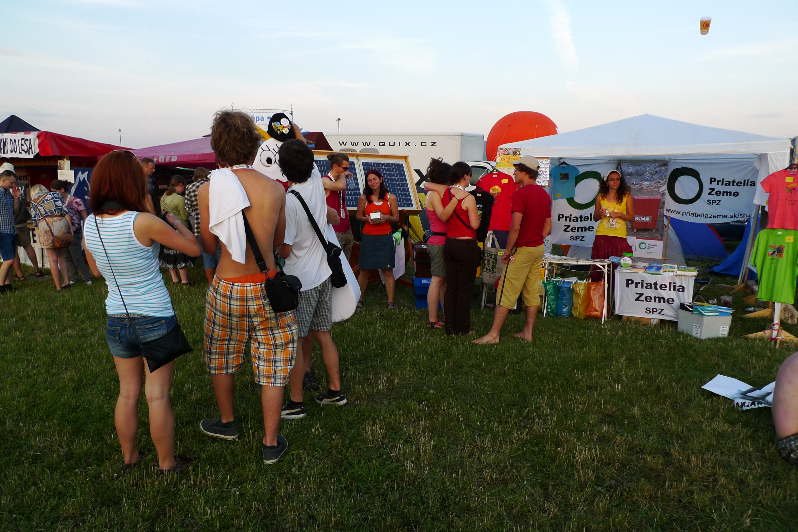 p1070125.jpg Dobrovoľníci Priateľov Zeme - SPZ informujú účastníkov festivalu ohľadom triedeného zberu, kompostovania, čiernych skládok a rie