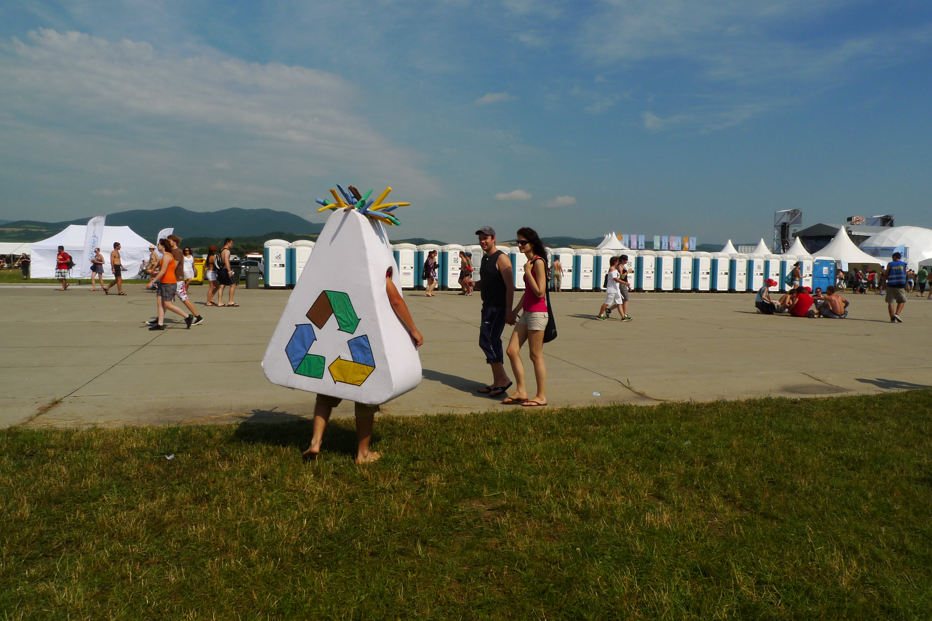 p1070145.jpg Náš maskot Recyklačko zabáva účastníkov a informuje o správnom triedení odpadov.