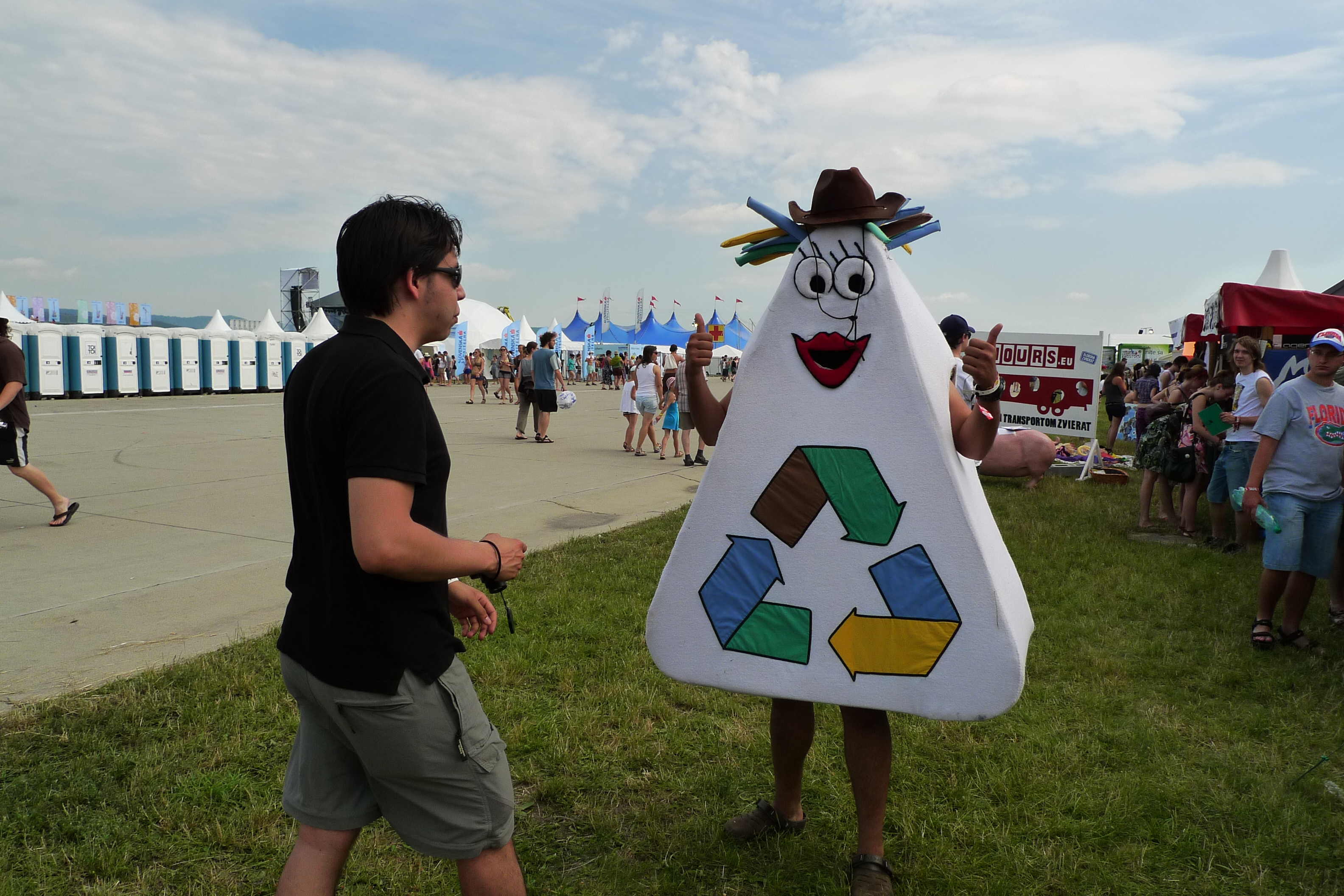 p1070151.jpg Náš maskot Recyklačko zabáva účastníkov a informuje o správnom triedení odpadov.