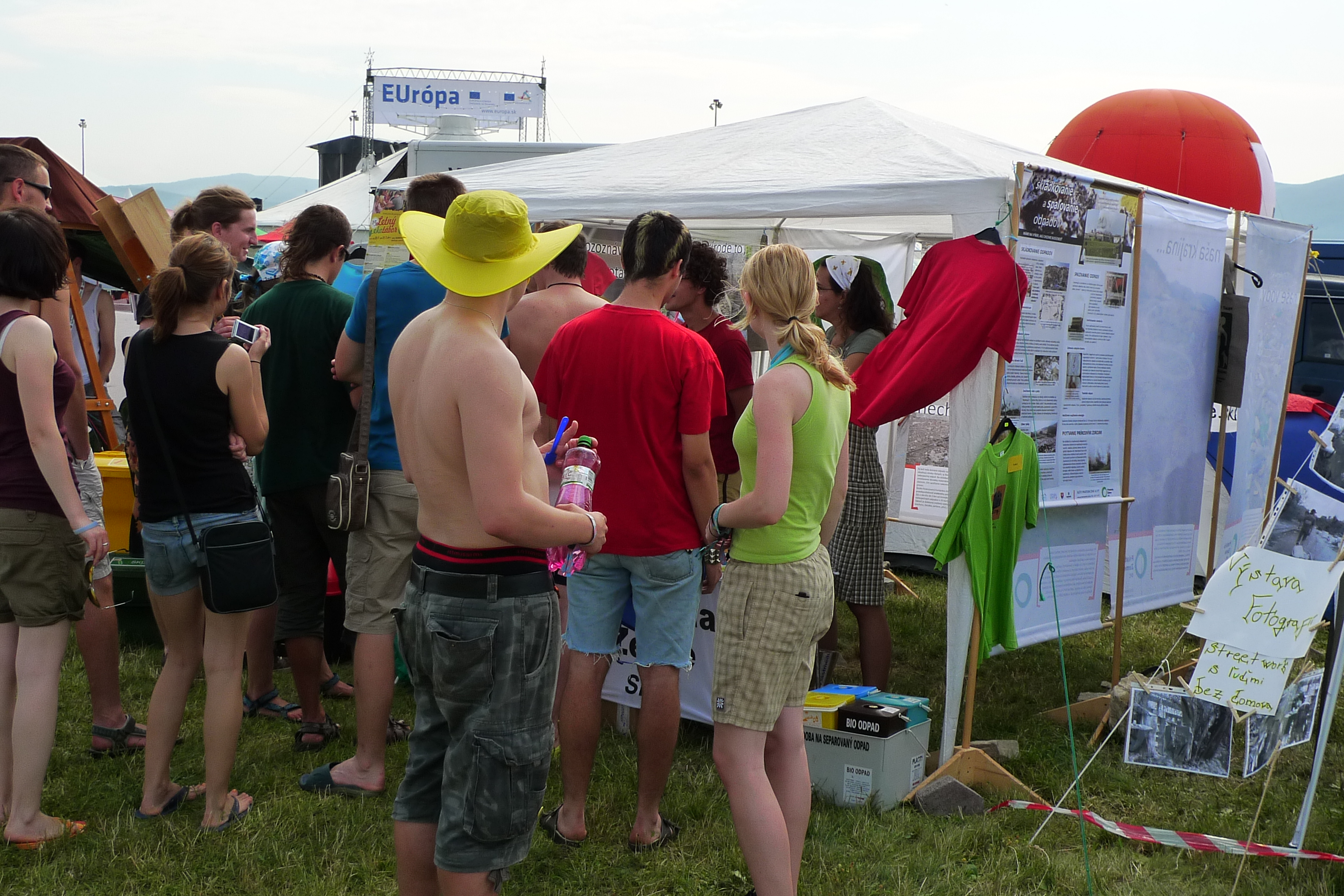 p1070160.jpg Dobrovoľníci Priateľov Zeme - SPZ informujú účastníkov festivalu ohľadom triedeného zberu, kompostovania, čiernych skládok a rie