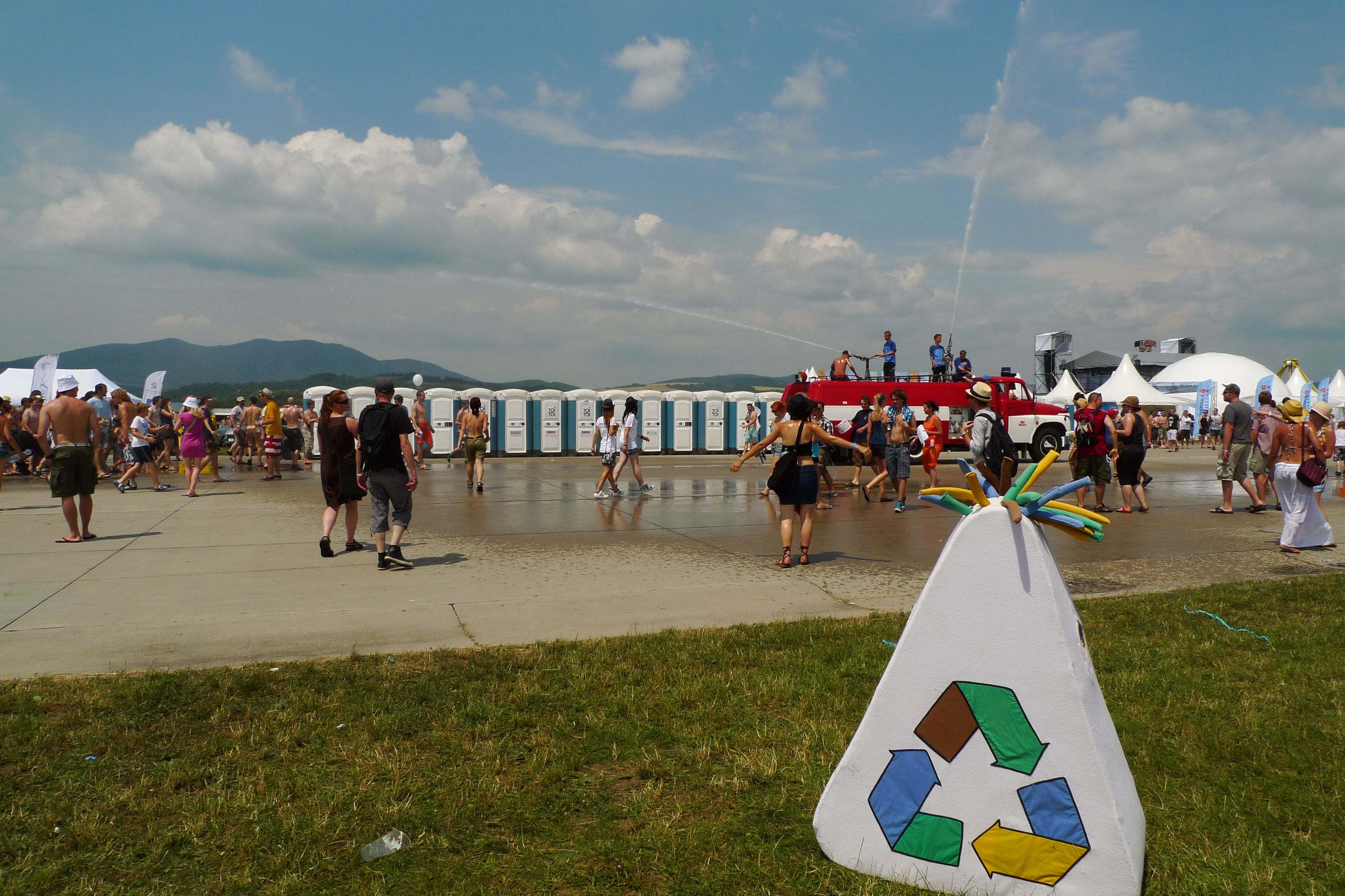 p1070172.jpg Náš maskot Recyklačko zabáva účastníkov a informuje o správnom triedení odpadov.