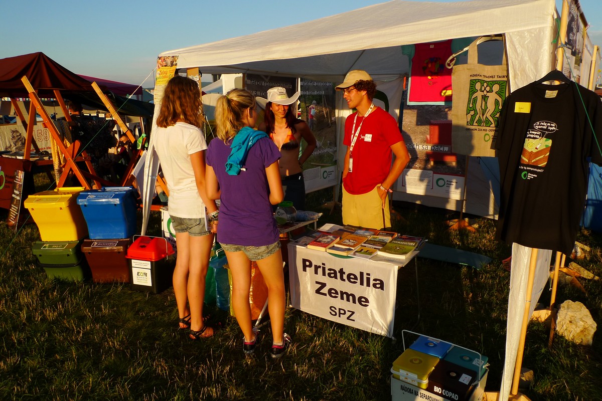 p1070246.jpg Dobrovoľníci Priateľov Zeme - SPZ informujú účastníkov festivalu ohľadom triedeného zberu, kompostovania, čiernych skládok a rie