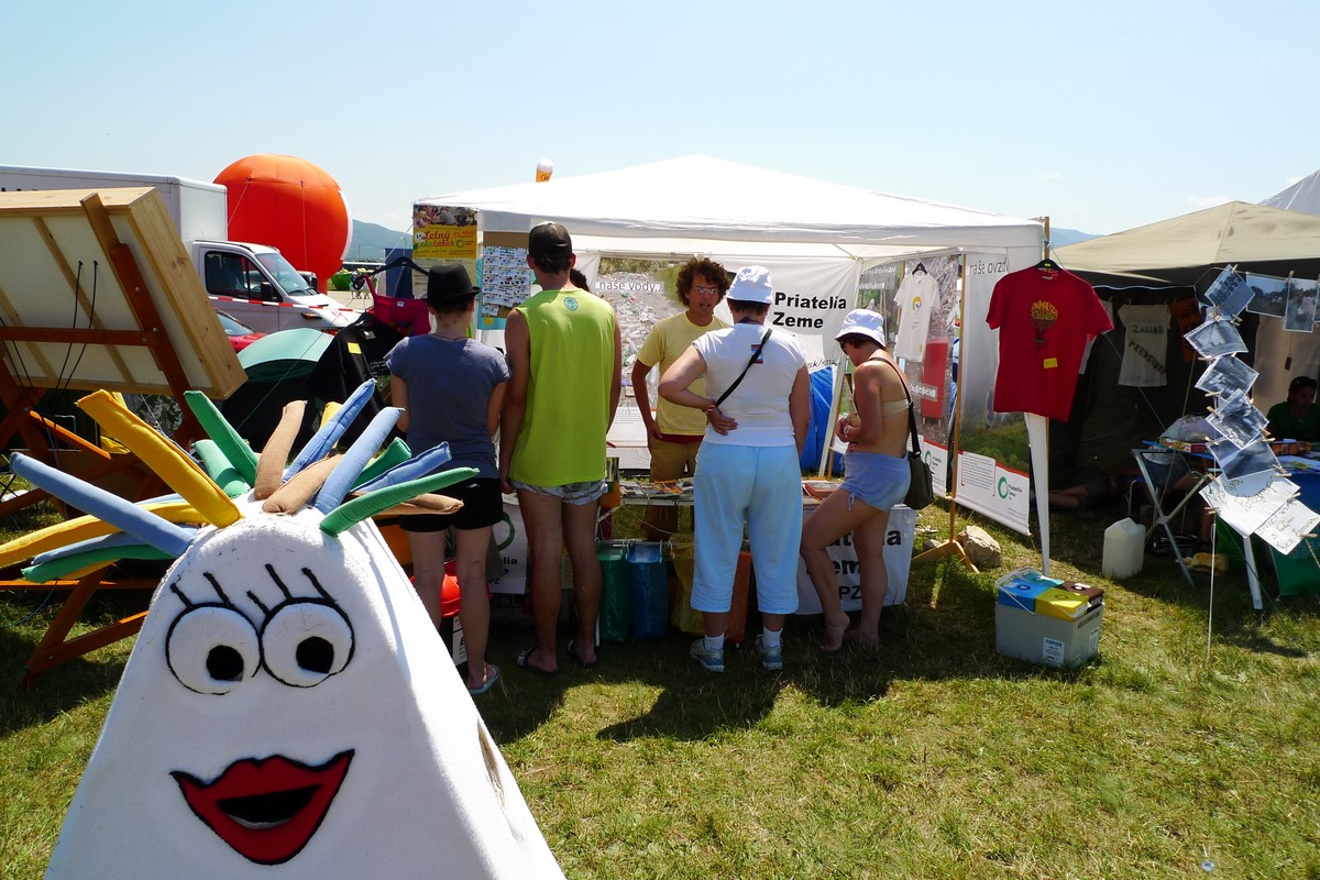 p1070297.jpg Dobrovoľníci Priateľov Zeme - SPZ informujú účastníkov festivalu ohľadom triedeného zberu, kompostovania, čiernych skládok a rie