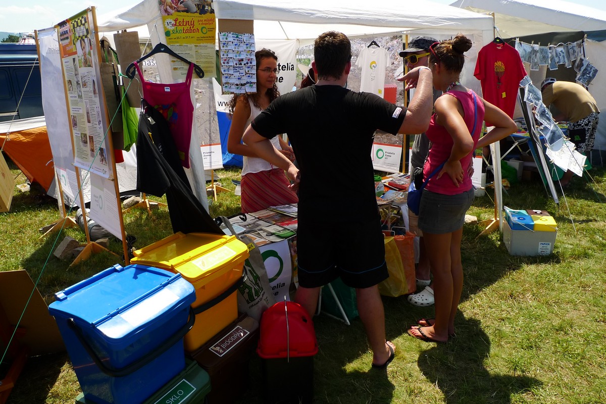 p1070334.jpg Dobrovoľníci Priateľov Zeme - SPZ informujú účastníkov festivalu ohľadom triedeného zberu, kompostovania, čiernych skládok a rie