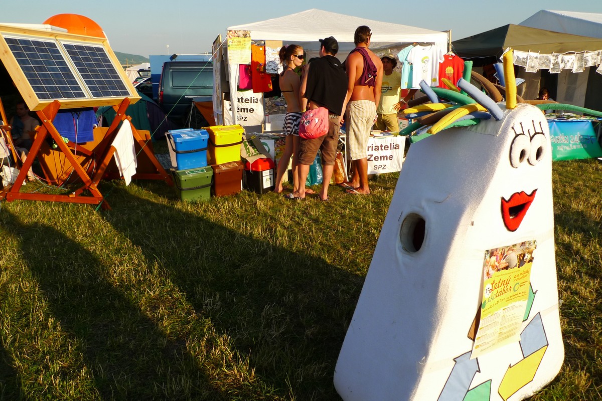 p1070398.jpg Dobrovoľníci Priateľov Zeme - SPZ informujú účastníkov festivalu ohľadom triedeného zberu, kompostovania, čiernych skládok a rie