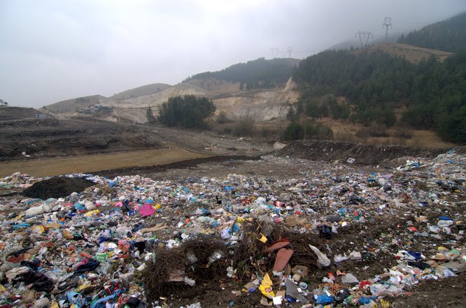 Nevytriedené odpady končia na skládkach a v spaľovniach.