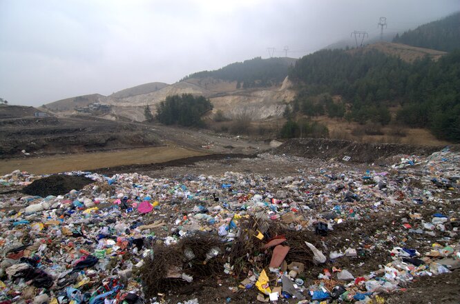 Nevytriedené odpady končia na skládkach a v spaľovniach.
