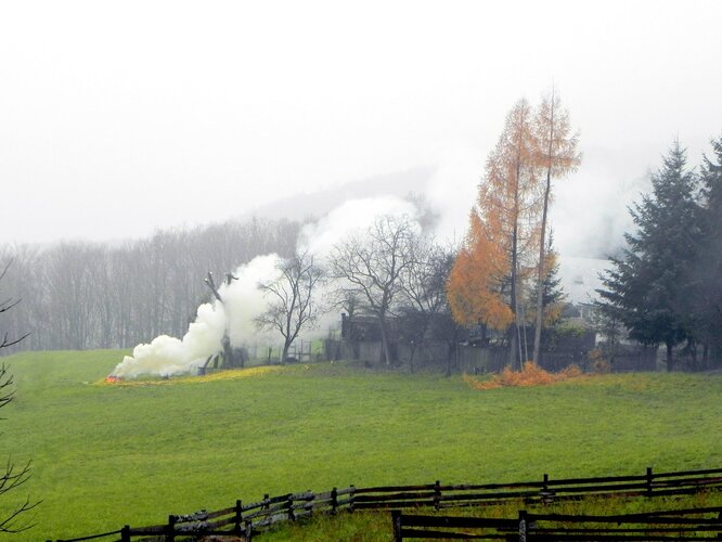 Pri spaľovaní odpadu vznikajú škodliviny, ktoré neunikajú do atmosféry, ale dopadajú späť do blízkosti miesta, kde sa spaľuje, späť na dom, na záhradu, na úrodu...