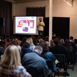 Vynikajúca príležitosť informovať ľudí, že každý kto chce, môže kompostovať - v byte, na záhrade, na ulici... (foto: POMALO)
