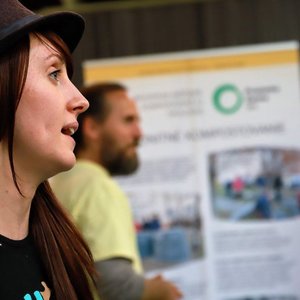 Maťa neúnavne vysvetľuje o tom, ako žiť bez zbytočných odpadov... (Foto: Odpady-portal.sk)